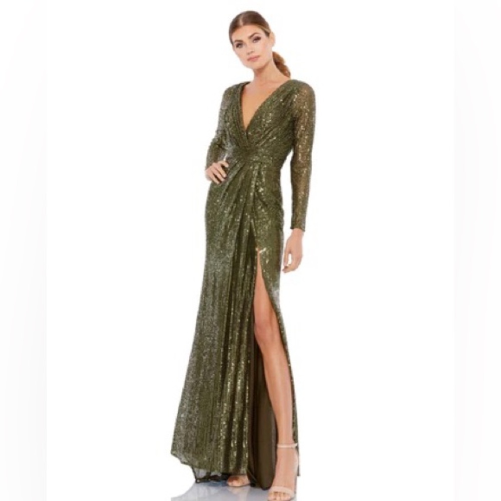 SEQUINED LONG SLEEVE GOWN green size 6 new without a tag